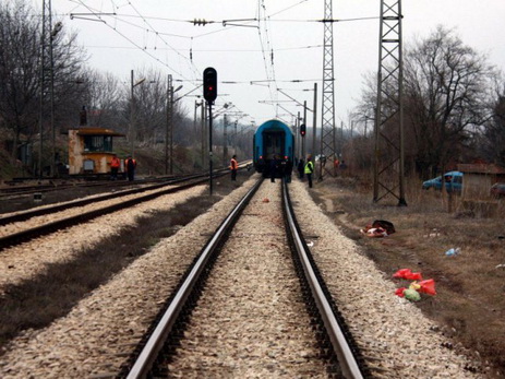 Глухонемая мать и двое детей попали под поезд - ФОТО