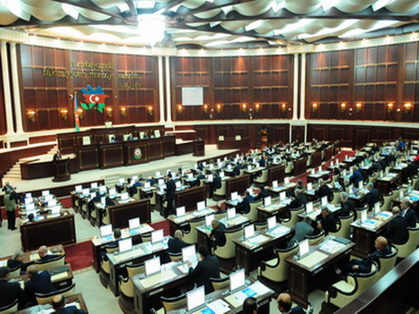 Парламент Азербайджана принял законопроект в защиту местного производства