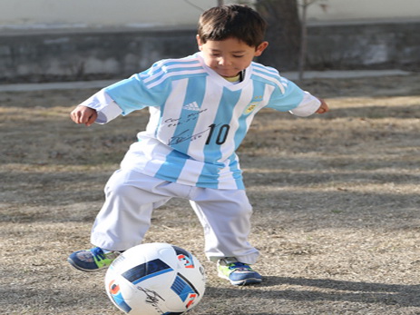Пятилетний фанат Месси из Афганистана получил подарок от кумира - ФОТО - ВИДЕО
