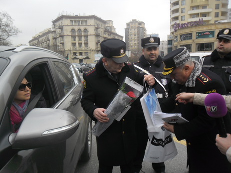 Yol polisi qadın sürücülərə hədiyyə verəcək