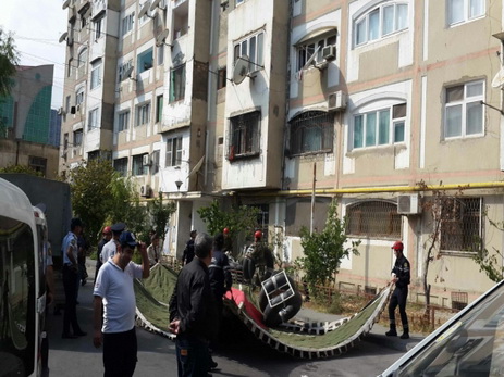 В Азербайджане спасли мужчину, пытавшегося броситься с крыши пятиэтажного дома