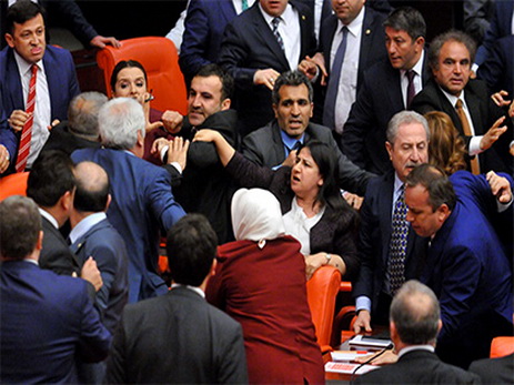 Депутаты турецкого парламента устроили потасовку - ВИДЕО