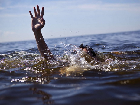 В Баку в море утонул человек