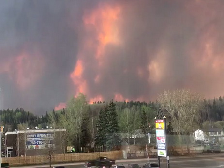 Масштабные лесные пожары в Канаде угрожают ещё одному городу и аэропорту - ВИДЕО
