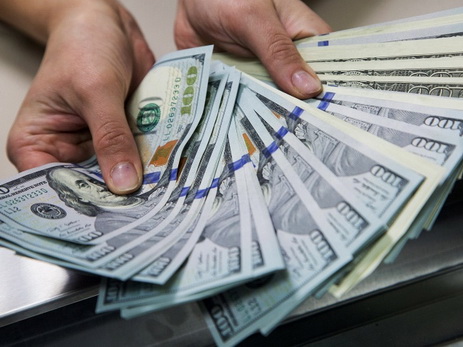 Центробанк Азербайджана обнародовал курс маната к доллару на понедельник