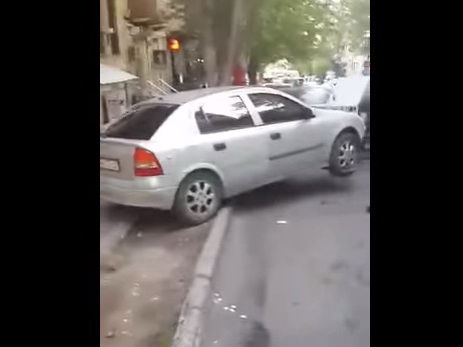 В Баку автомобиль эвакуировали, волоча по асфальту заблокированными колесами – ВИДЕО