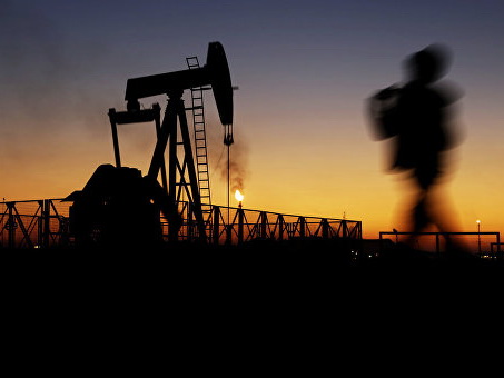 Нефть дешевеет на укреплении доллара