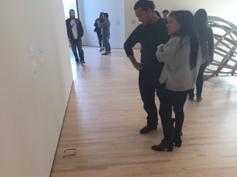 Подросток обманул посетителей музея с помощью оставленных на полу очков - ФОТО