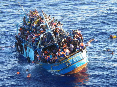 Корабли ВМС Италии спасли более 660 мигрантов в Средиземном море