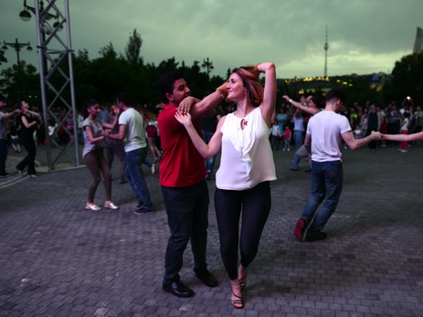 Бакинский бульвар заполонили любители горячих латиноамериканских танцев – ФОТО