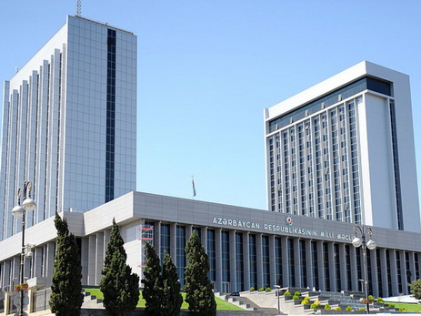 Отток капитала из Азербайджана и размер пенсии бывших послов обсудили в парламенте