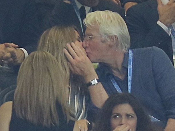 Папарацци засняли 66-летнего Ричарда Гира целующимся с молодой возлюбленной  на футбольном матче – ФОТО