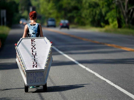В США женщина с гробом на колесиках пешком пройдет более ста километров - ФОТО