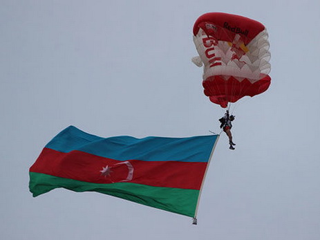 Парашютисты показали воздушное шоу в центре Баку – ФОТО