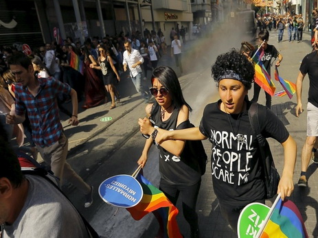 Полиция задержала немецкого депутата при разгоне гей-парада в Стамбуле