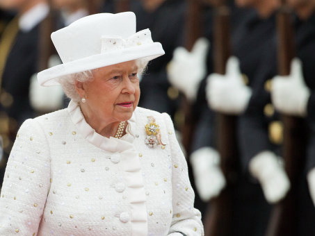 Королева Великобритании съязвила, что «все еще жива»