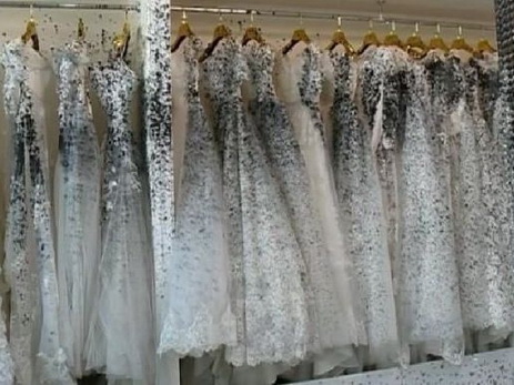 В центре Баку преступник уничтожил десятки свадебных платьев – ВИДЕО