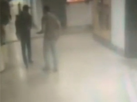 Новая запись с камеры в аэропорту Ататюрка: Террорист стреляет в полицейского, пытающегося его остановить - ВИДЕО