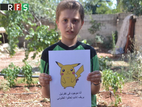 Сирийские дети держат в руках фотографии Покемона в надежде, что люди найдут их и спасут - ФОТО