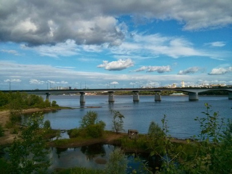 Во время праздника в Магнитогорске 50 человек оказались в воде при обрушении моста - ВИДЕО