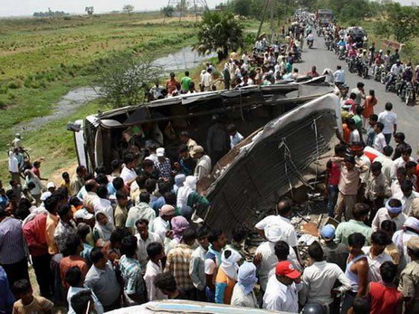 В Индии при столкновении автобуса и грузовика погибли не менее 10 человек
