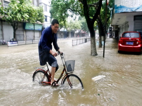 В Китае около 250 тысяч человек оказались заблокированы из-за наводнений