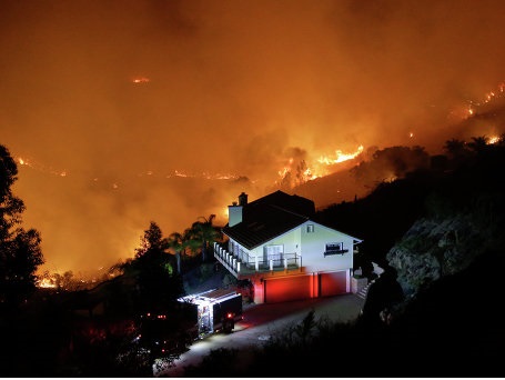 Под Лос-Анджелесом бушуют пожары, эвакуировали 1,5 тысячи домов