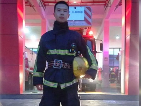 Пожарный из Китая стал звездой местных соцсетей, съев таз лапши