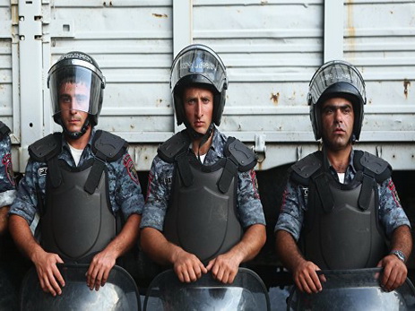 В Ереване завершилась акция оппозиции в поддержку вооруженной группы