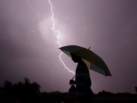 В Индии от ударов молнии погибли тридцать человек