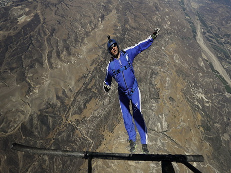 Скайдайвер совершил прыжок без парашюта с высоты 7,6 тысячи метров - ВИДЕО