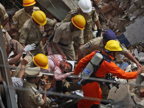 В Индии обрушилось здание, пять человек погибли, под завалами остаются люди