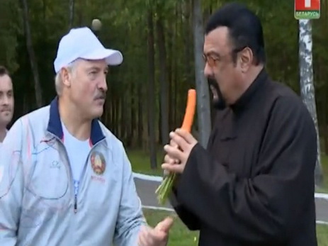 Стивен Сигал отведал морковки с грядки Александра Лукашенко - ФОТО