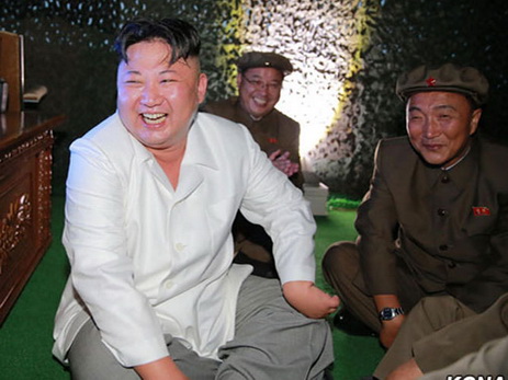 Ким Чен Ын порадовался запуску ракеты - ФОТО
