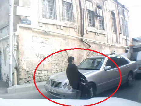 В Баку сотрудник Дорожной полиции ломом поворачивал колеса эвакуируемого на штрафстоянку автомобиля – ВИДЕО