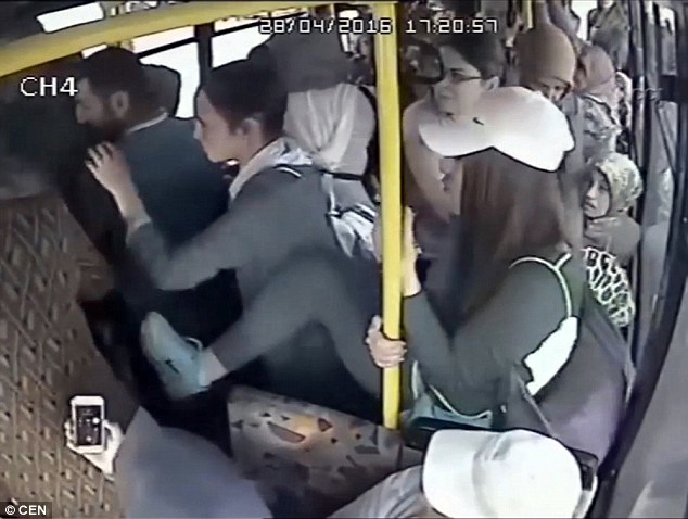 18 летнюю студентку лапают за письку в тесном автобусе