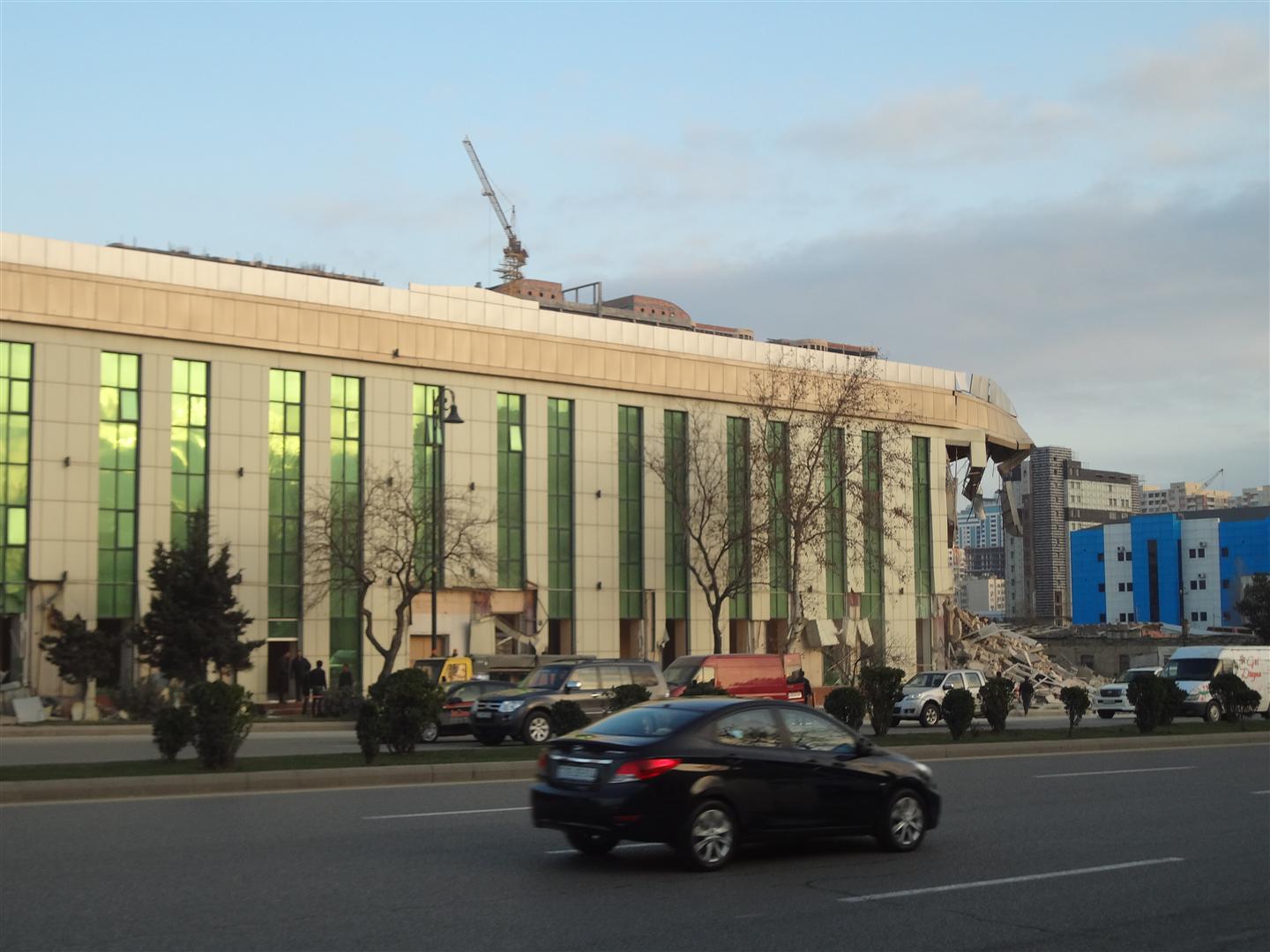 В Баку сносят известный отель Араз
