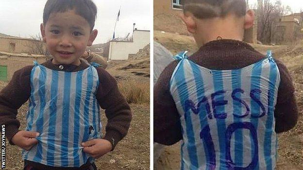 Месси встретился с афганским мальчиком, сделавшим его футболку из пакета 