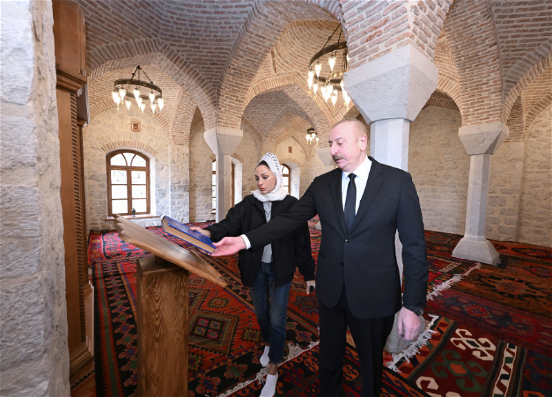 Президент Ильхам Алиев и первая леди Мехрибан Алиева приняли участие в открытии после реставрации мечети Мамайы - ФОТО
