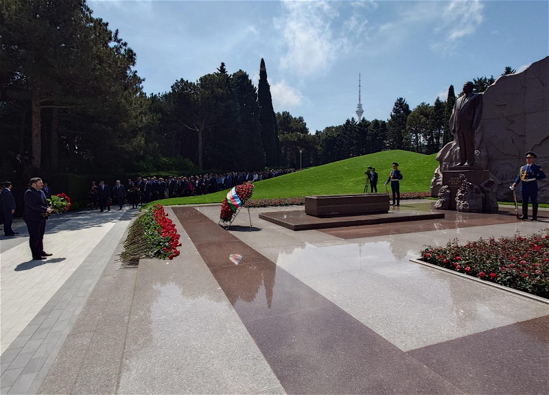 Украинский посол возложил цветы на могилу Гейдара Алиева