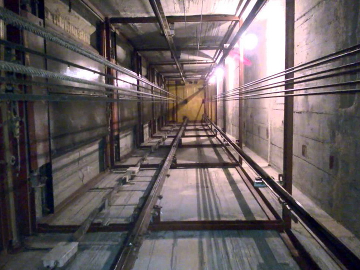 В Баку мужчина упал в шахту лифта