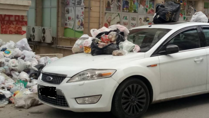 Завалена машина. Машина завалена мусором. Завал автомобиль. Машину завалили бумагой. Завал тачка