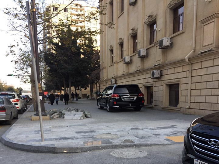 «Инвалид на внедорожнике» взорвал азербайджанские соцсети наглой парковкой на тротуаре - ФОТО