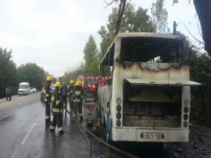 Bakıda sərnişin avtobusu yanıb