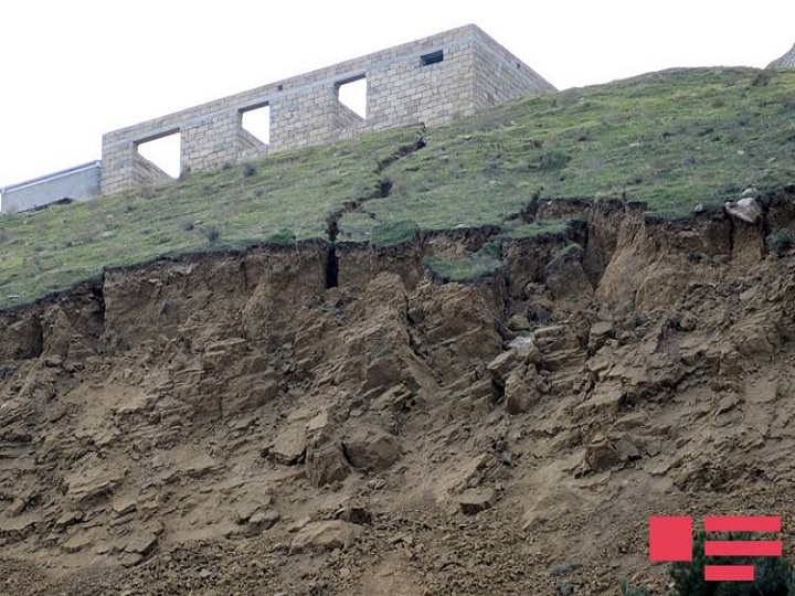 İstintaq qrupu Bayıl sürüşmə sahəsinə baxış keçirir