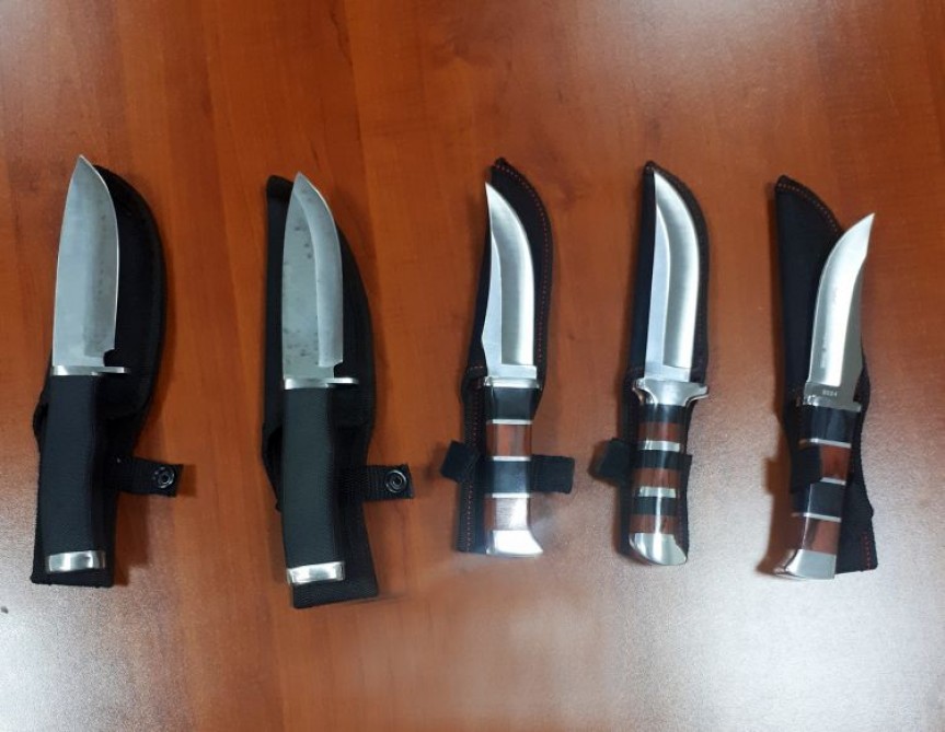 Rusiya vətəndaşının çantasından 5 ədəd ov bıçağı çıxdı