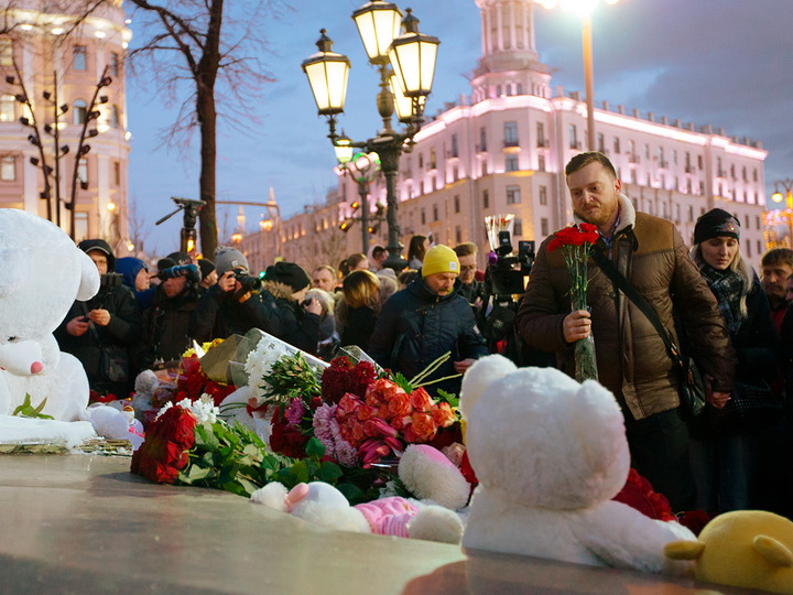 В центре Москвы проходит акция памяти жертв крупного пожара в Кемерово – ФОТО