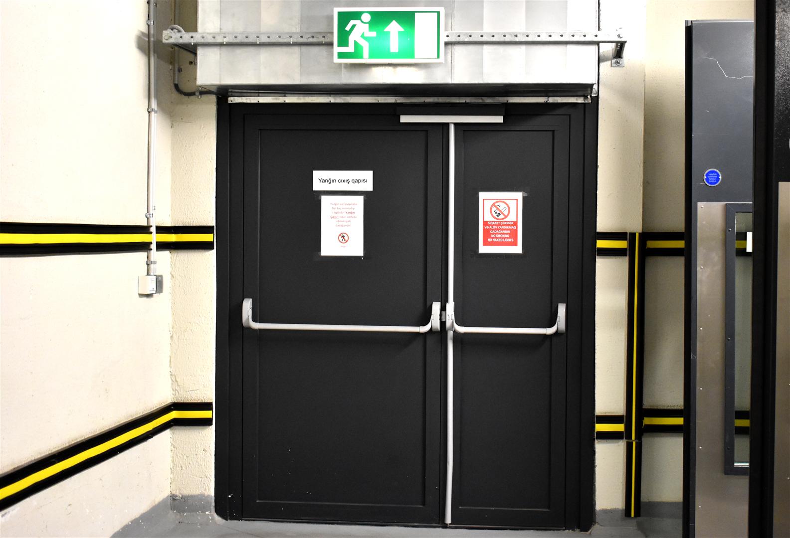 Вход производство выход. Эвакуационная дверь. Запасные выходы в зданиях. Пожарный выход дверь. Дверь эвакуационного выхода.