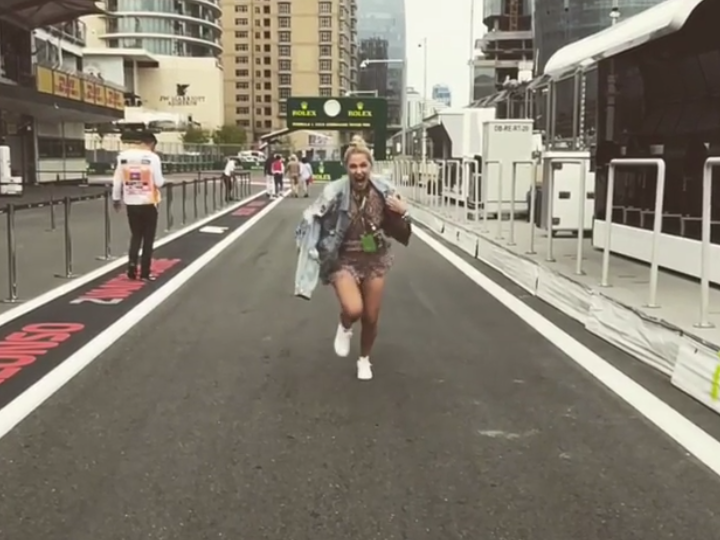 Наталья Рудова разместила в Instagram забавное видео, снятое на гоночной трассе в Баку – ВИДЕО