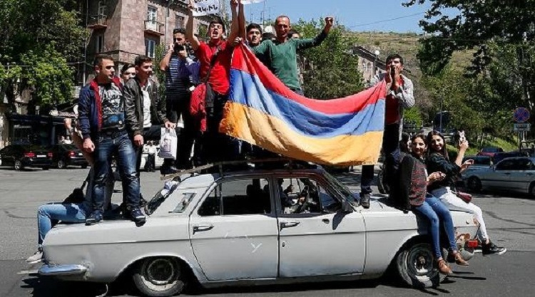Ermənistanda etirazçılar əsas yolları bağlayıb